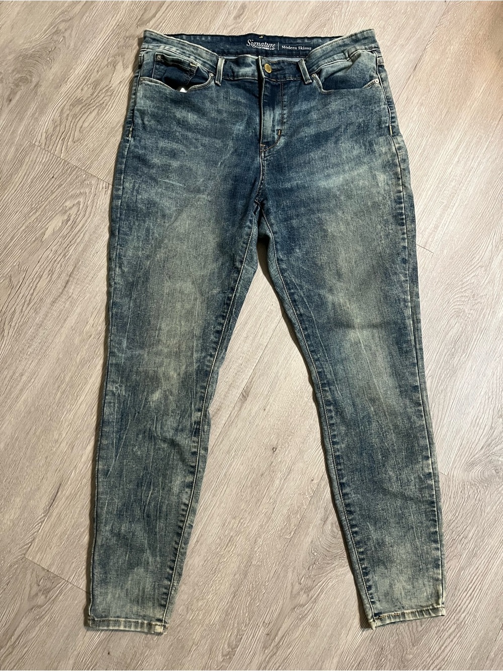 Signature Levi's Women's Distressed Indigo Blue Modern Skinny Jeans